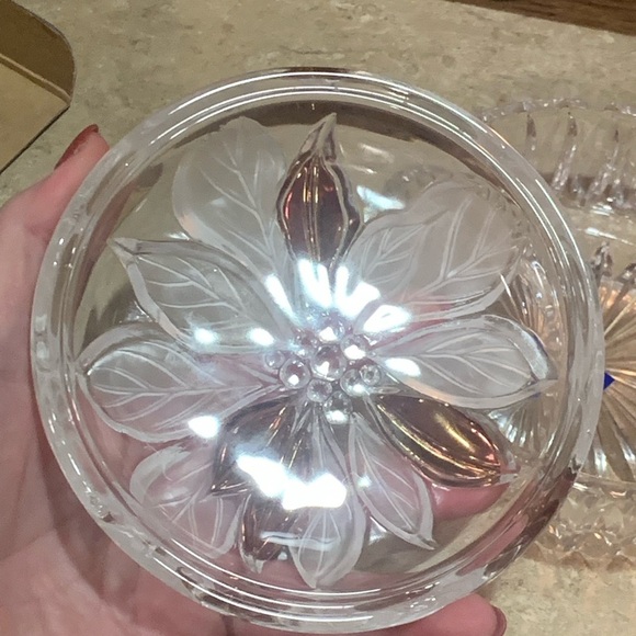 STUDIONOVA GOLDEN POINSETTIA ROUND TRINKET OR JEWELRY BOX WY228/505 - Picture 7 of 11